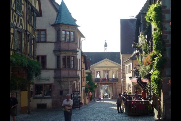 AU FOND L'HOTEL DE VILLE RIQUEWIHR
