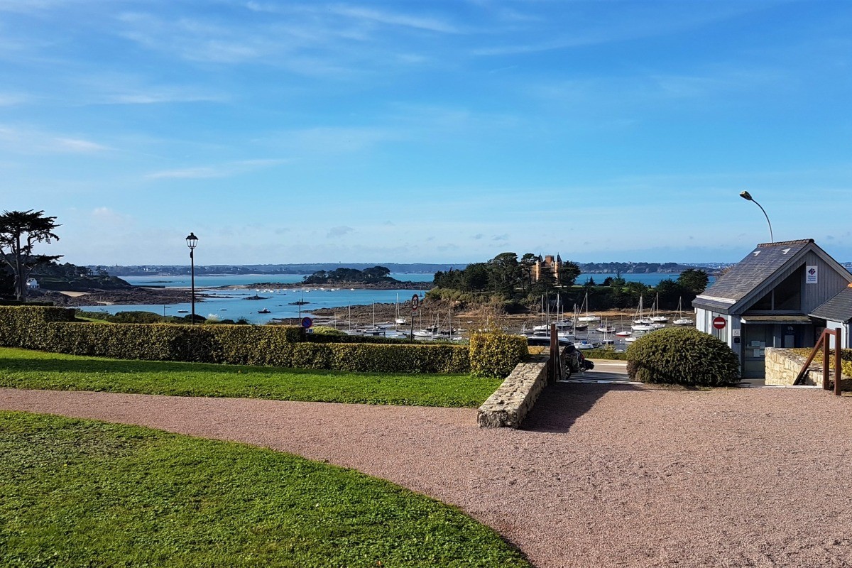Accès à la mer raccourci depuis le parc commun de la résidence.
Crédits photo : Clévacances