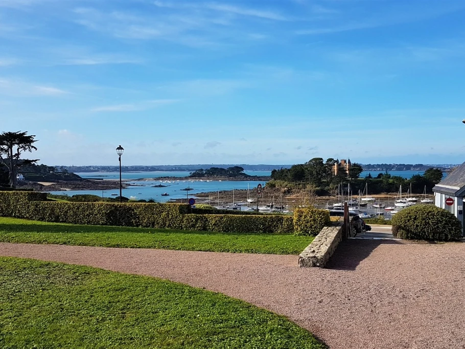 Accès à la mer raccourci depuis le parc commun de la résidence.
Crédits photo : Clévacances