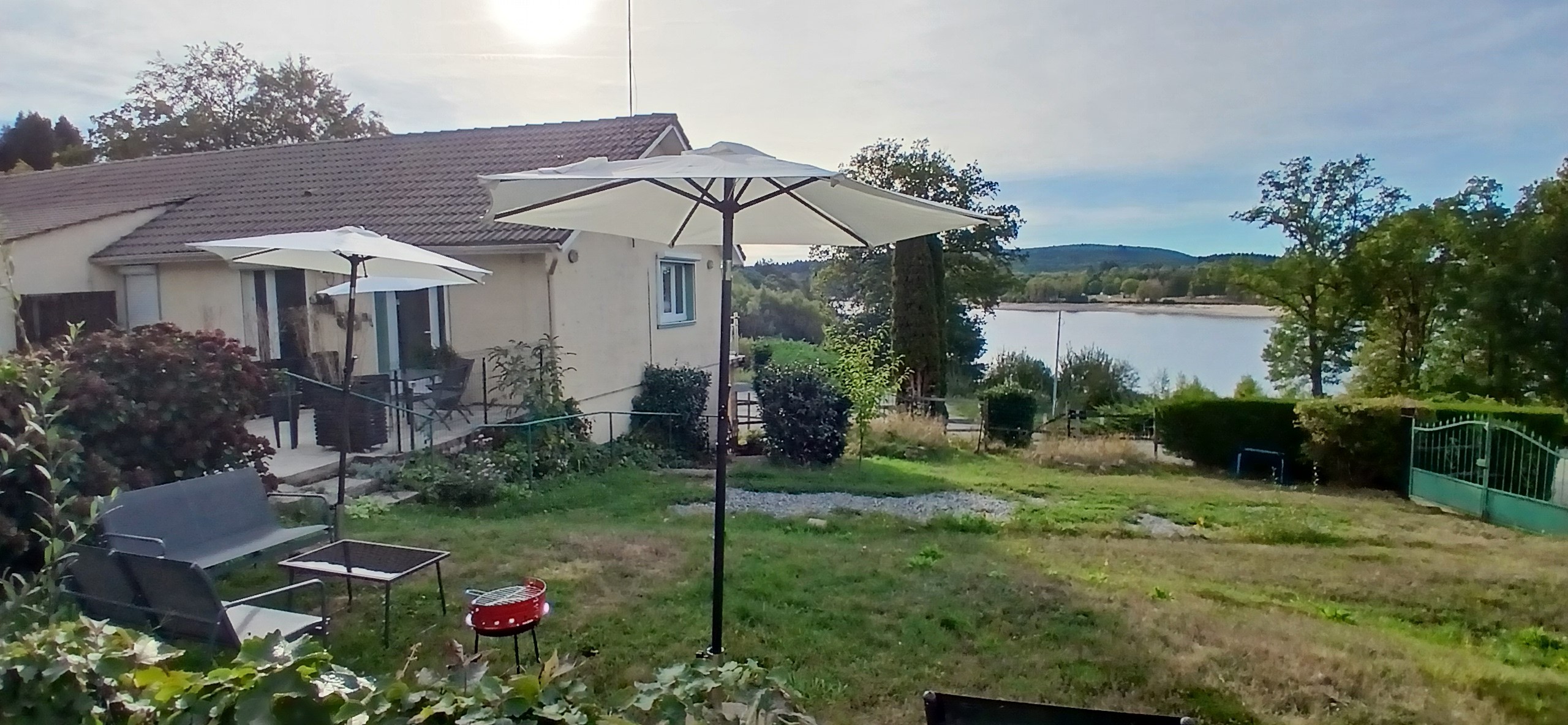 Le Nid – Holiday cottage, sleeps 2, Beaumont-du-Lac, Haute-Vienne: The garden with a view of Lake Vassivière