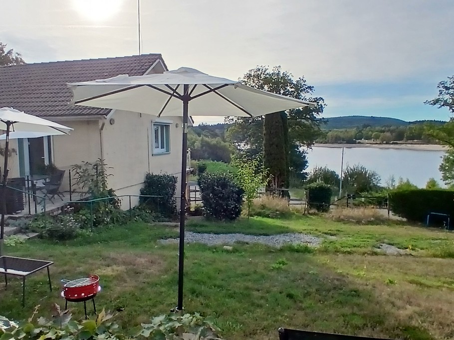 Le Nid – Holiday cottage, sleeps 2, Beaumont-du-Lac, Haute-Vienne: The garden with a view of Lake Vassivière