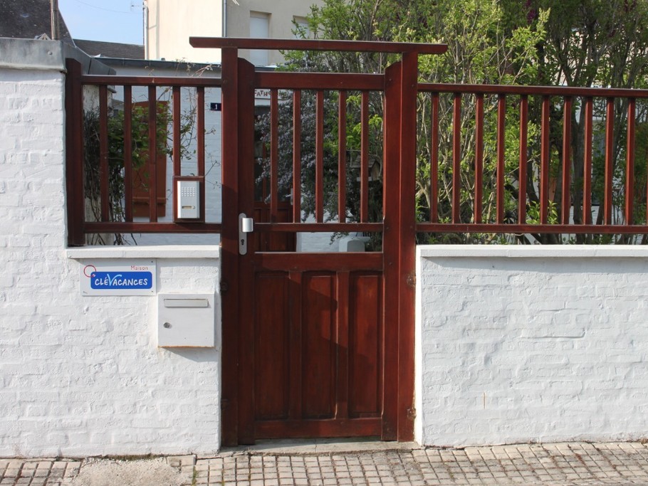 Maison en retrait. Rue calme