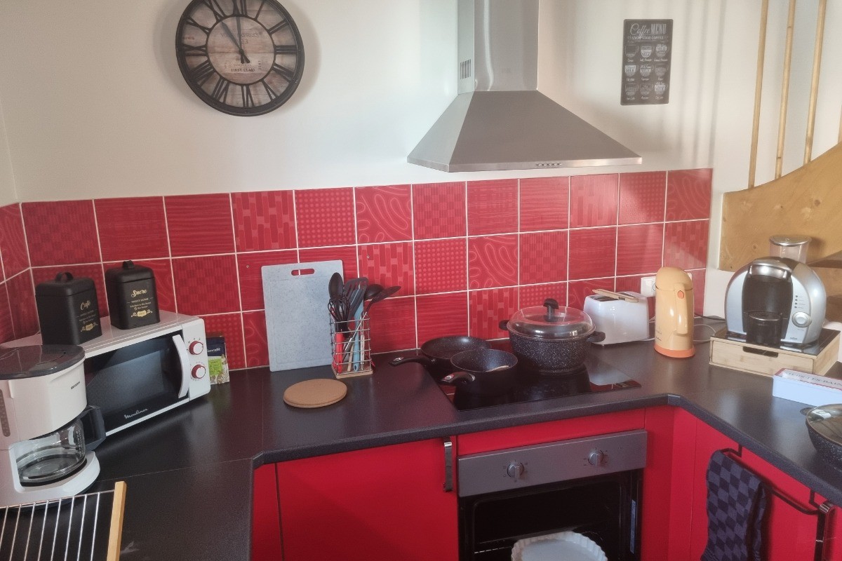 équipement de la cuisine: frigo, congélateur, lave-vaisselle, four électrique,3 plaques induction, four micro-onde, cafetière filtre, dolce custo ,bouilloire, grille pain, ustensiles et vaisselle à disposition