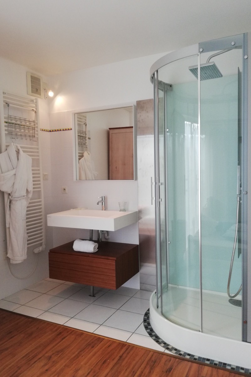 Salle de bain dans la chambre