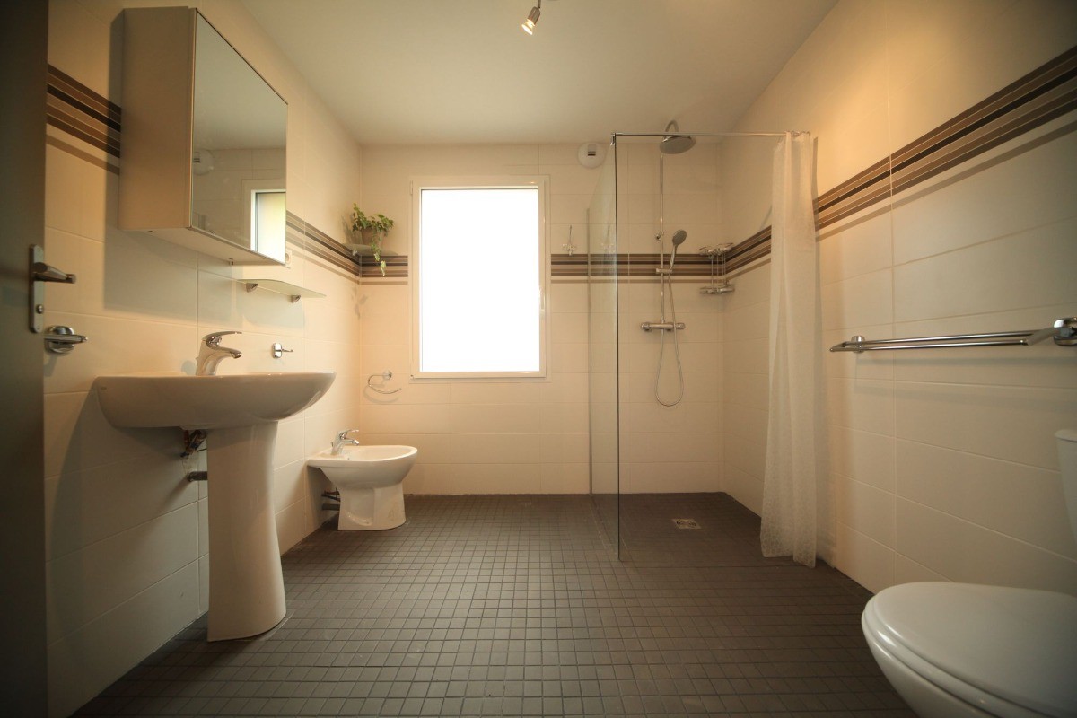 Salle d'eau rez-de-chaussée entièrement de plain-pied, avec accès personnes à mobilité réduite - Les Agapanthes - Location de vacances Ille-et-Vilaine