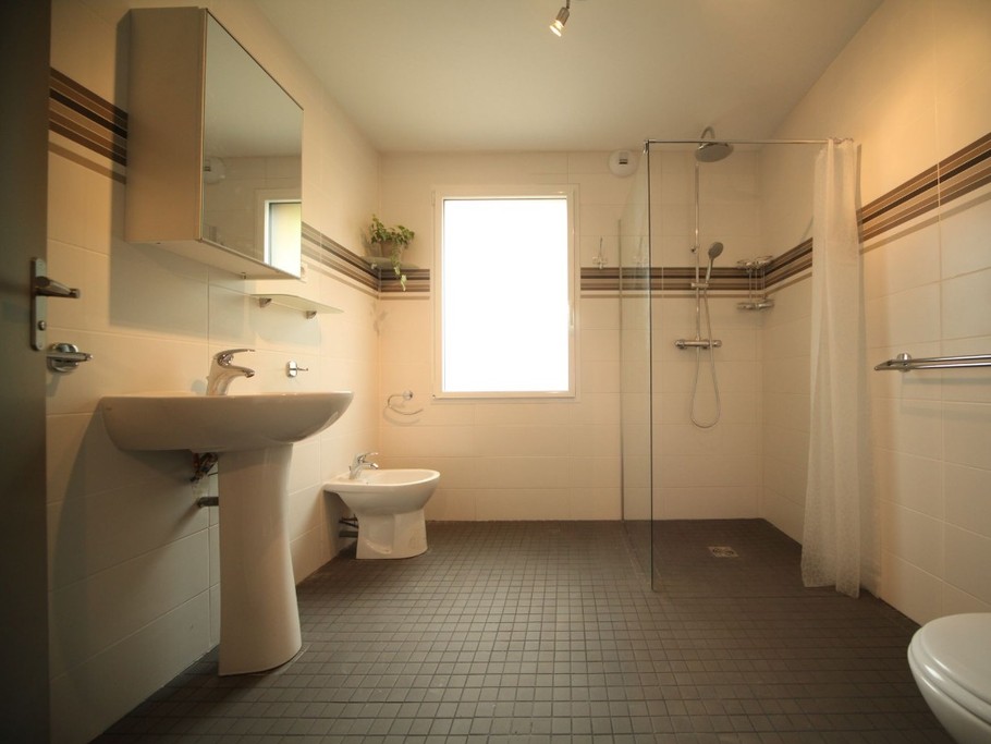 Salle d'eau rez-de-chaussée entièrement de plain-pied, avec accès personnes à mobilité réduite - Les Agapanthes - Location de vacances Ille-et-Vilaine