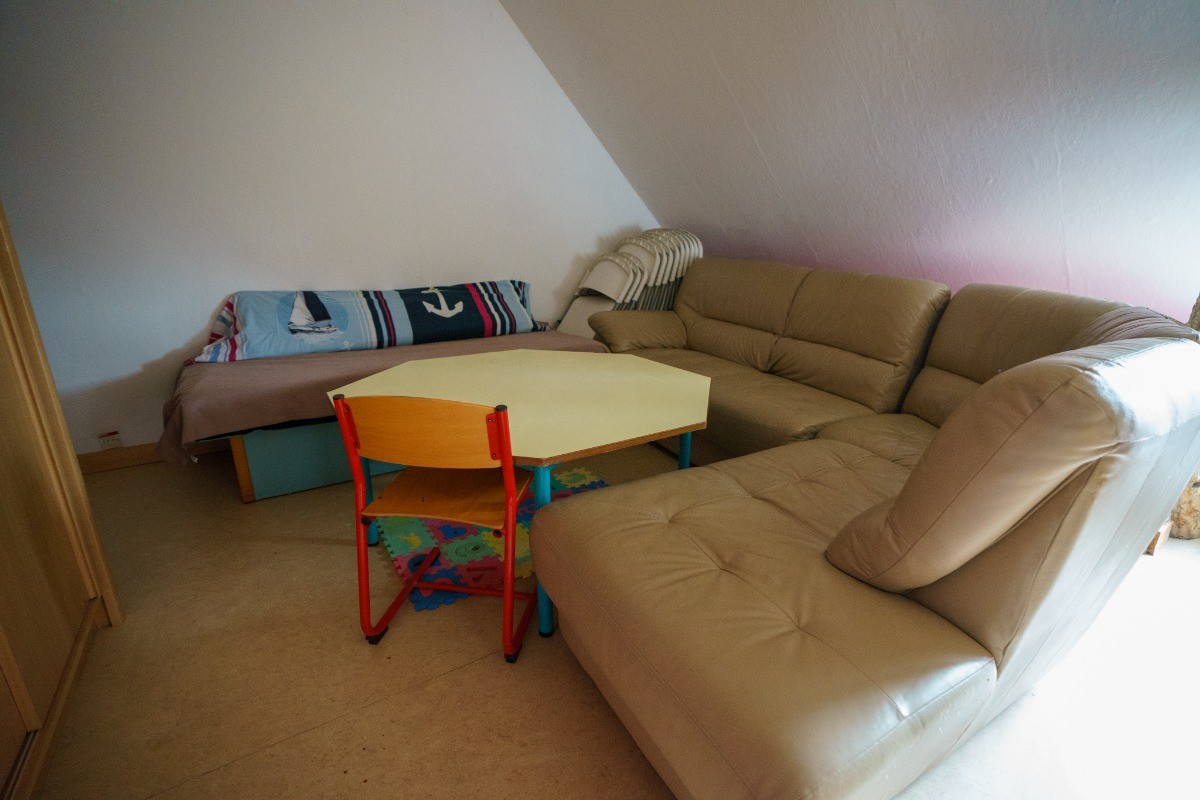 Grande pièce au 2nd étage avec espace jeux pour enfants, espace détente avec canapé et télévision (avec nombreuses chaînes Freebox).