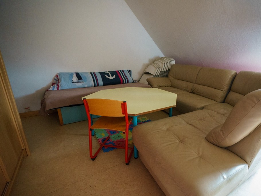 Grande pièce au 2nd étage avec espace jeux pour enfants, espace détente avec canapé et télévision (avec nombreuses chaînes Freebox).
