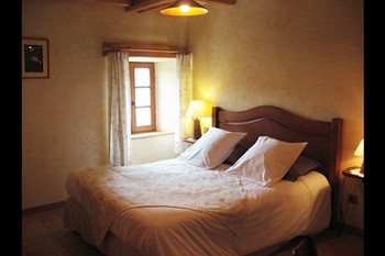 Bouton d'or : chambre située au 2ème étage avec vue sur l'église et la place tranquille du village.