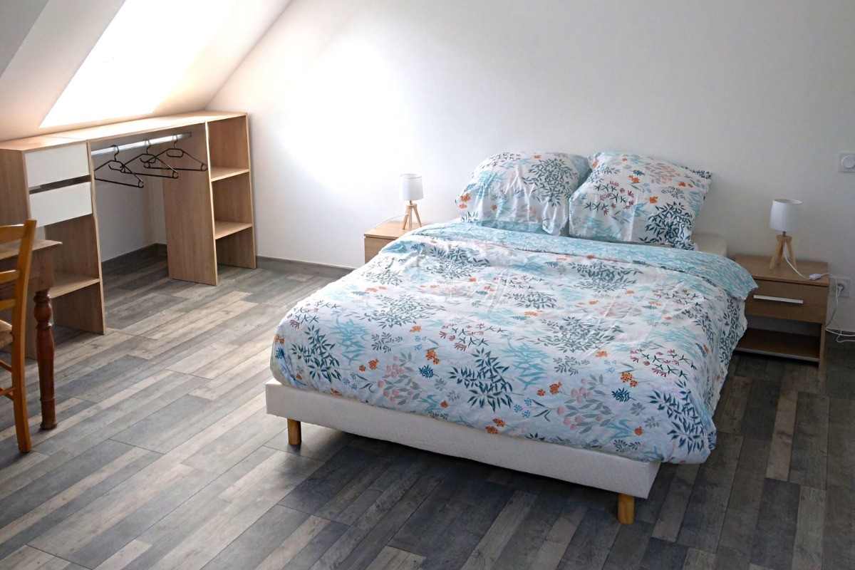 A l'étage, agréable chambre pour 2 personnes (lit 140 cm) avec bureau, penderie, lit bébé et TV.