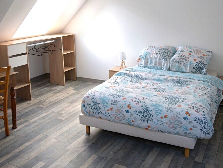 A l'étage, agréable chambre pour 2 personnes (lit 140 cm) avec bureau, penderie, lit bébé et TV.