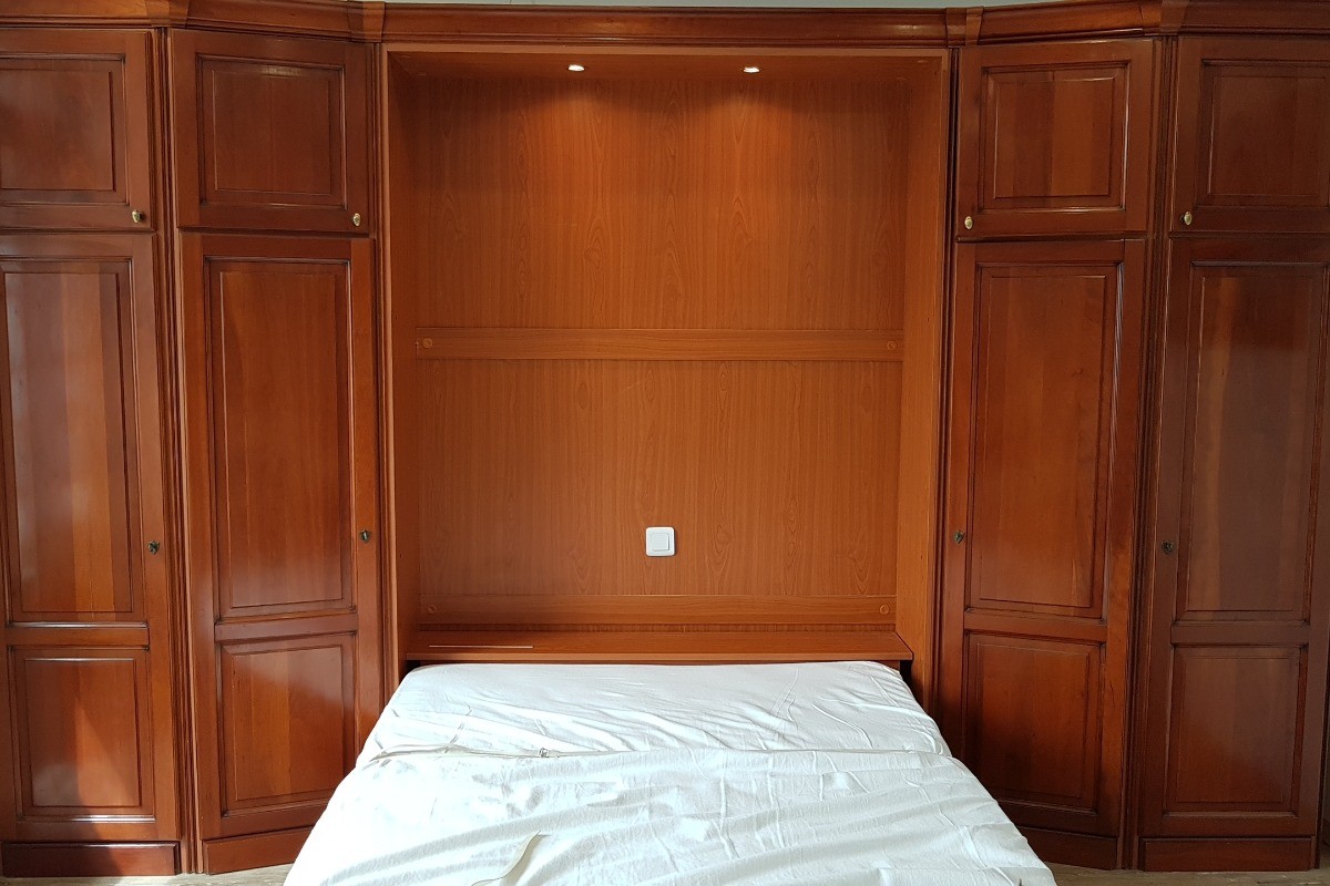 Le coin nuit est un lit confortable pour 2 personnes (140x190cm), élégamment dissimulé dans un dressing le jour.  
Crédits photos : Clévacances 35