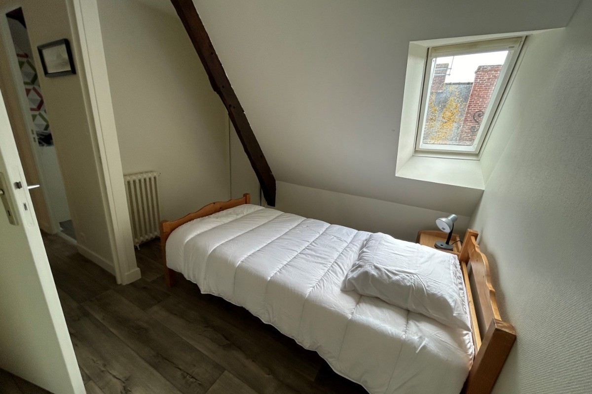 Salle d'eau indépendante avec douche grande dimension, meuble vasque et rangements.