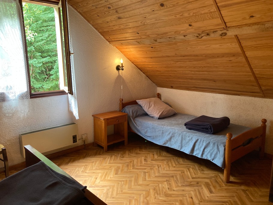 1ère chambre : 1 lit double + 1 lit simple