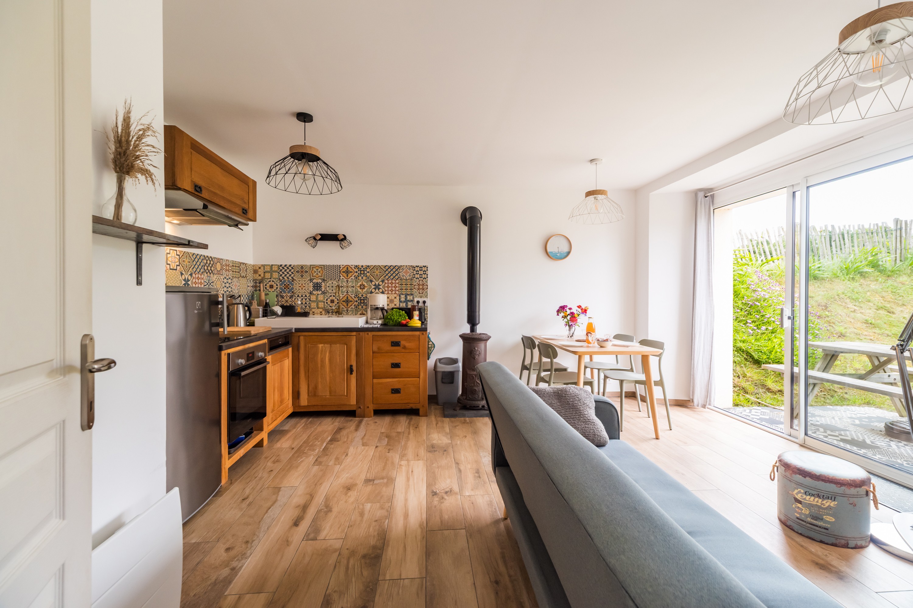 TROADEC holiday rentals in Clévacances, Trévou-Tréguignec and Trestel: ground-floor living room and kitchen