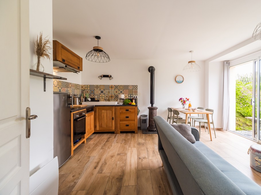 TROADEC holiday rentals in Clévacances, Trévou-Tréguignec and Trestel: ground-floor living room and kitchen