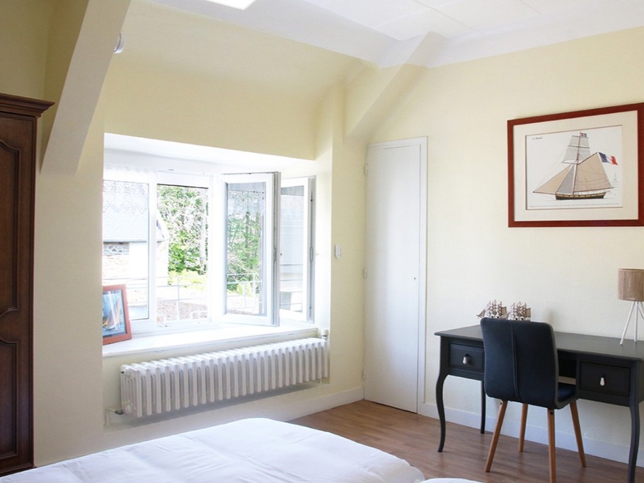 Chambre 2 lits simple avec coin bureau
