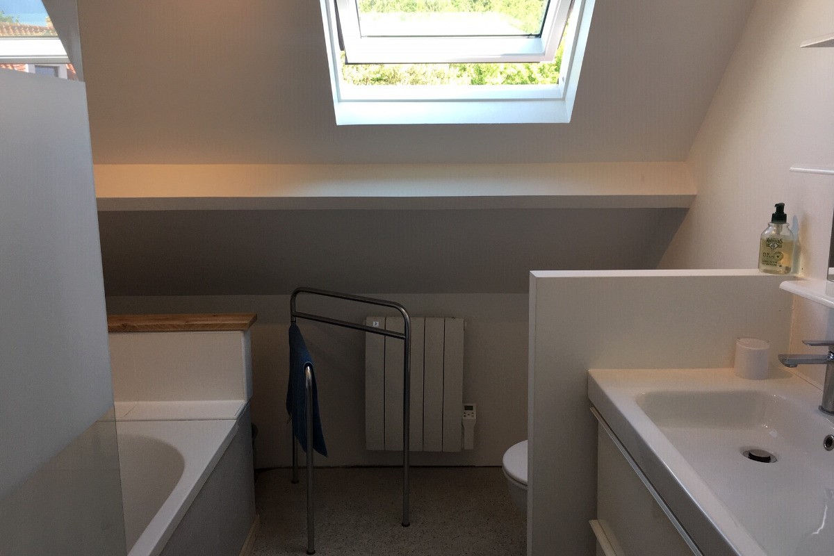 Salle de bain avec grande vasque, baignoire/douche et WC