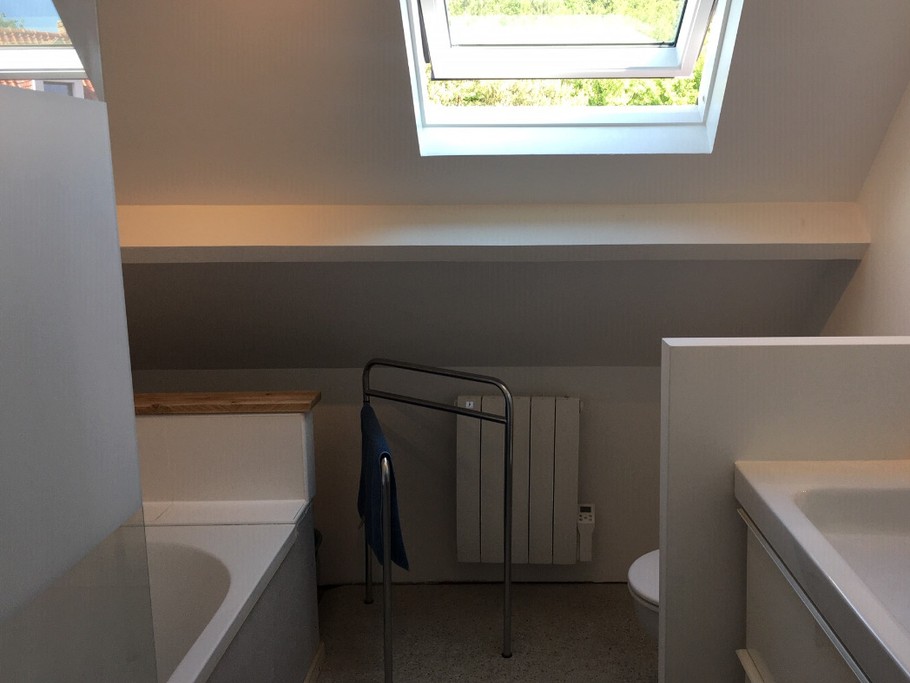 Salle de bain avec grande vasque, baignoire/douche et WC