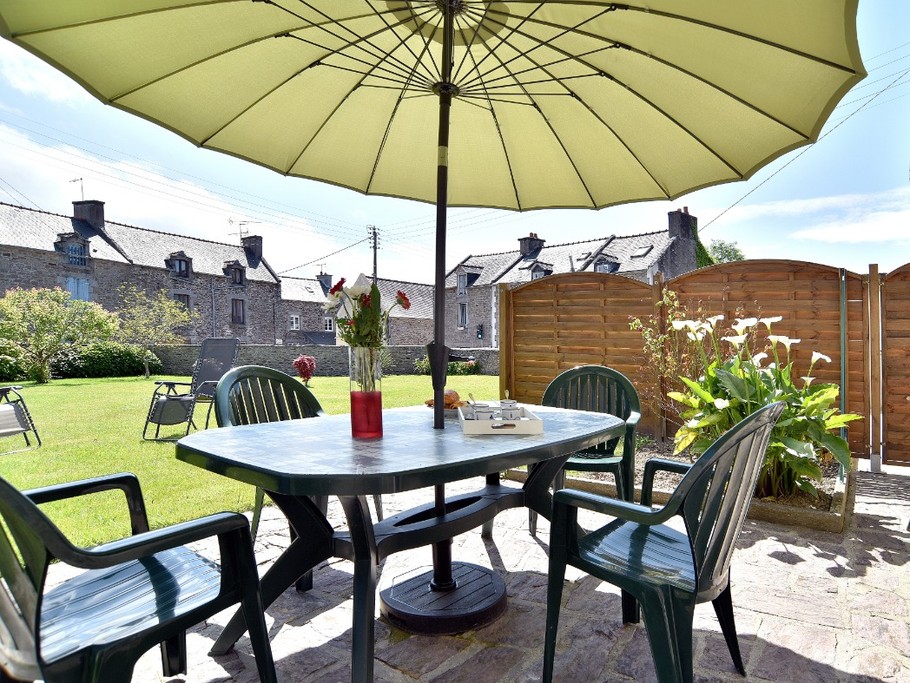 Terrasse avec mobilier de jardin et barbecue