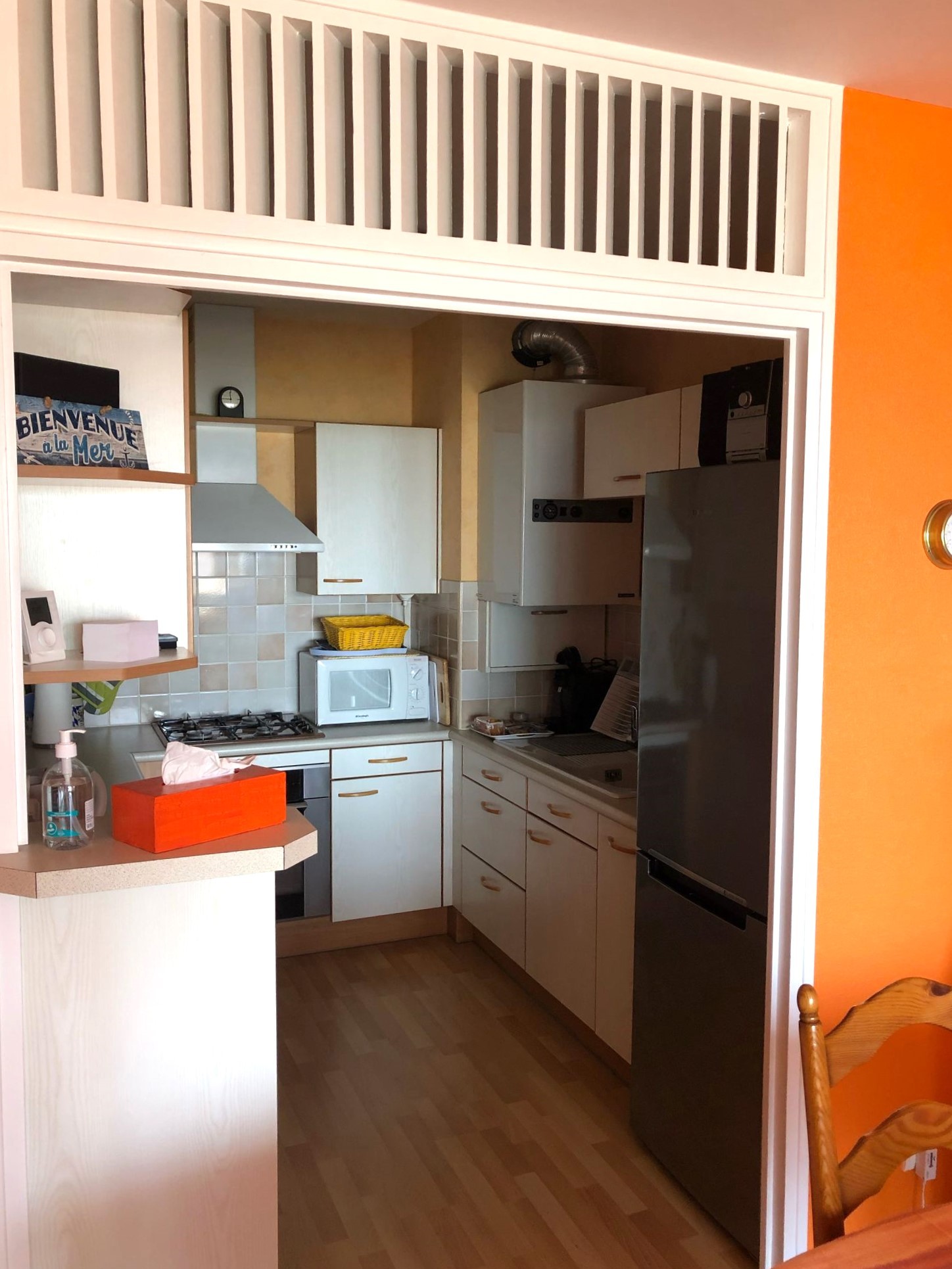 Pièce de vie chaleureuse vue mer avec accès à la terrasse (coin salon, coin séjour, coin cuisine)