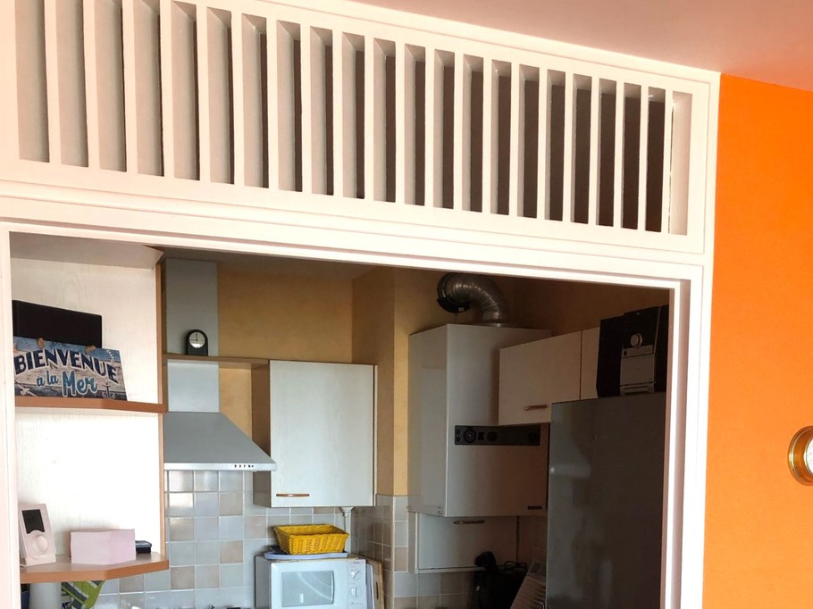 Pièce de vie chaleureuse vue mer avec accès à la terrasse (coin salon, coin séjour, coin cuisine)