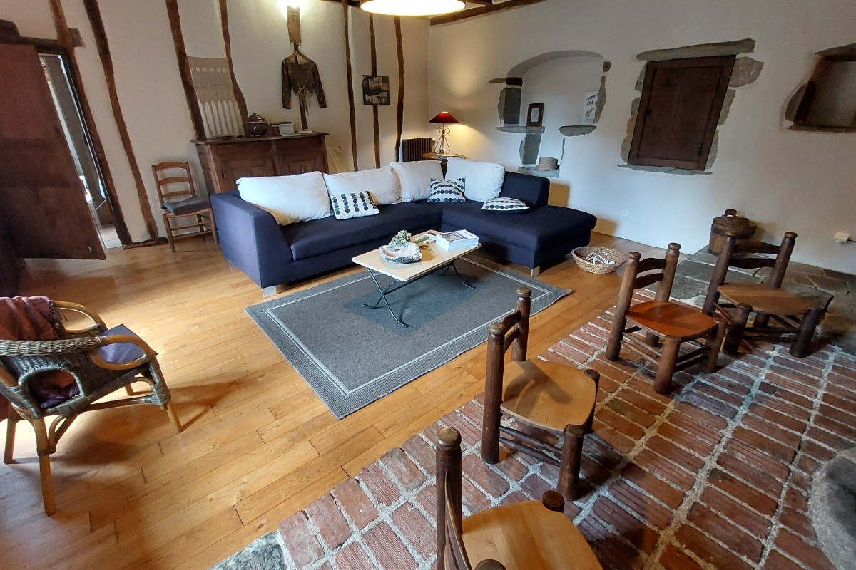 Grand salon chaleureux