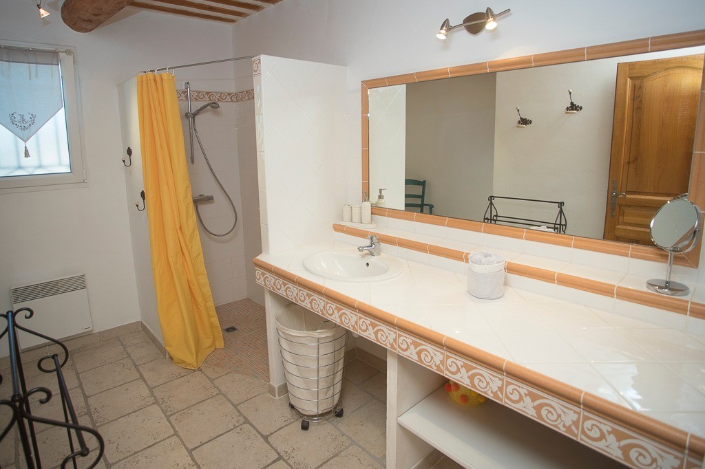 Une grande salle de bain avec douche à l'italienne