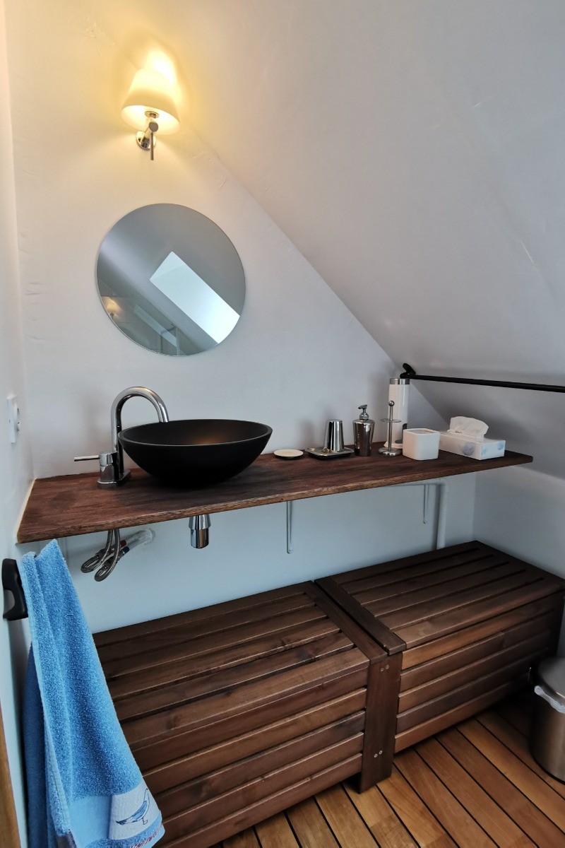 la salle d'eau privative à la chambre familiale sur le palier au 2ème étage