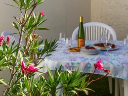 Espace repas dans la cour