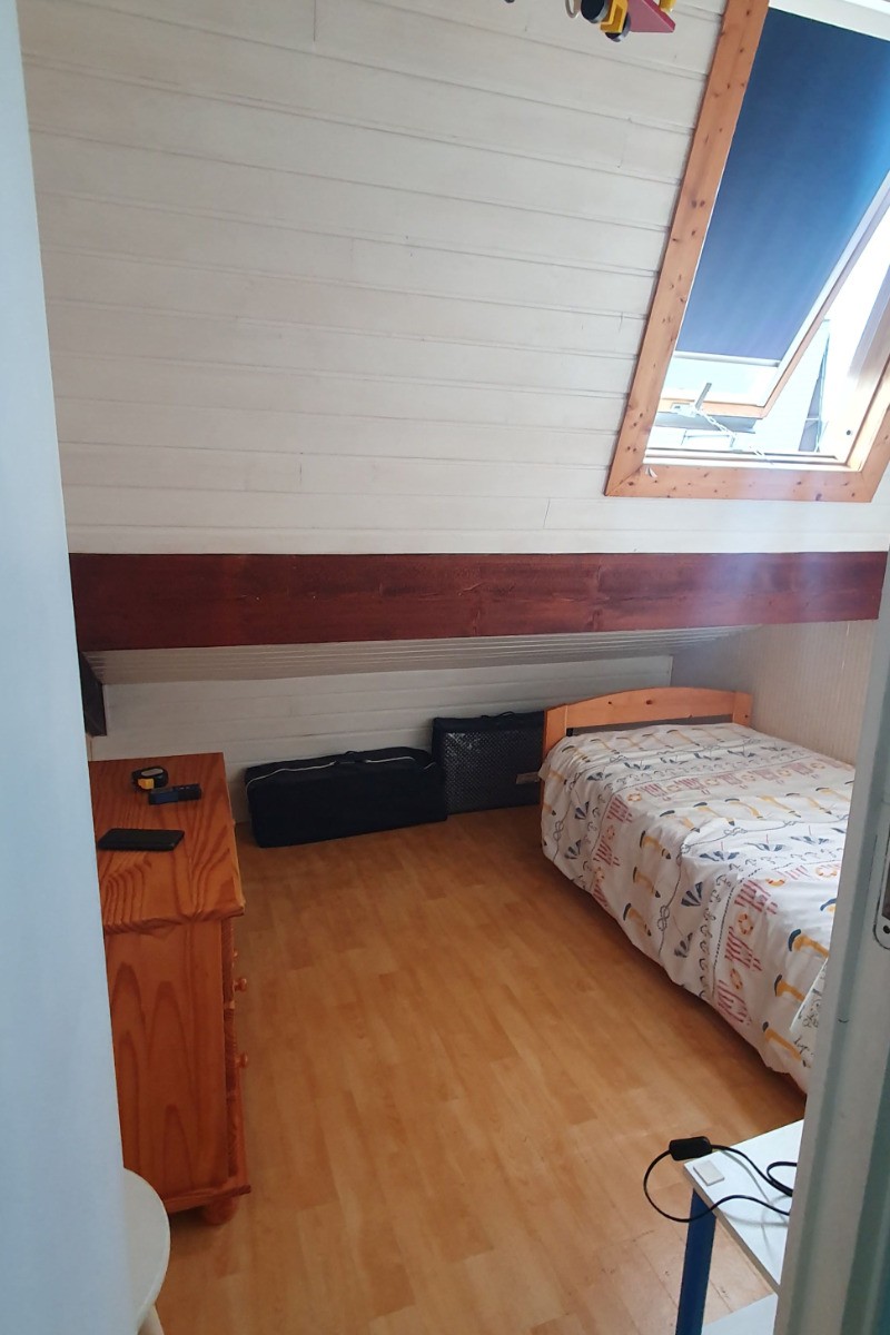 Petite chambre fermée étage.