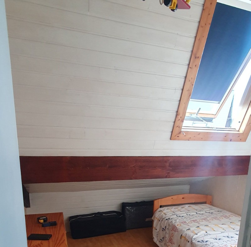 Petite chambre fermée étage.