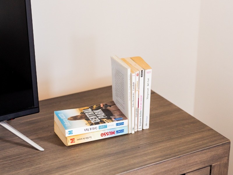 Cuisine entièrement équipée, coin salon et coin séjour avec table à manger