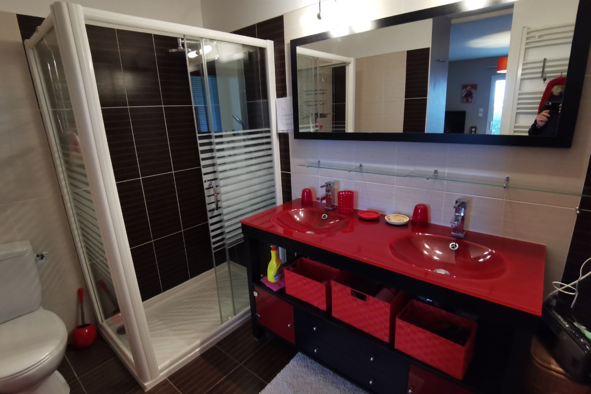 Salle d'eau avec wc privatif depuis la chambre