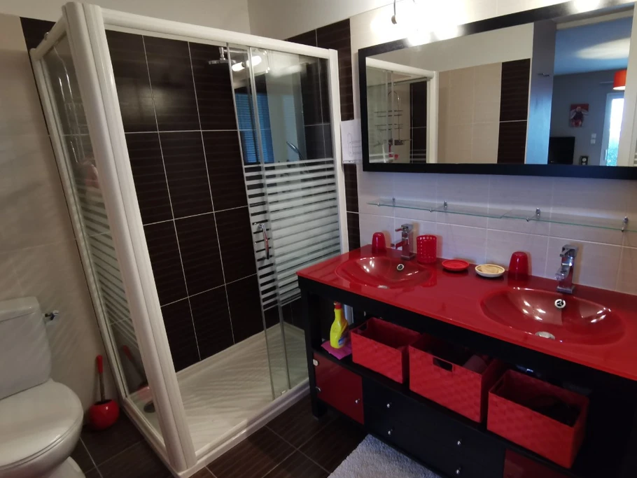 Salle d'eau avec wc privatif depuis la chambre