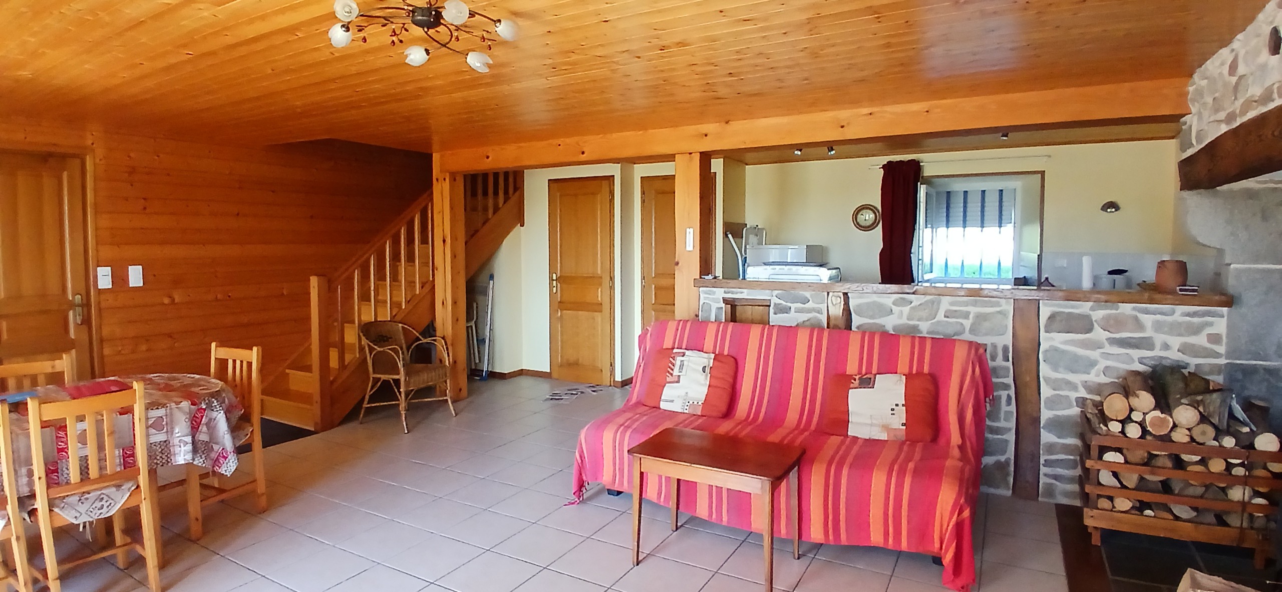 Gîte "Les Terrasses" (Livradois Forez) - Pièce de vie (salon/salle à manger et accès au 1e étage))