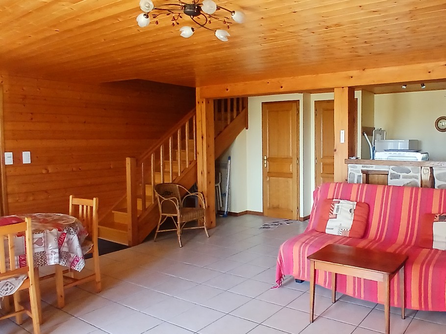 Gîte "Les Terrasses" (Livradois Forez) - Pièce de vie (salon/salle à manger et accès au 1e étage))