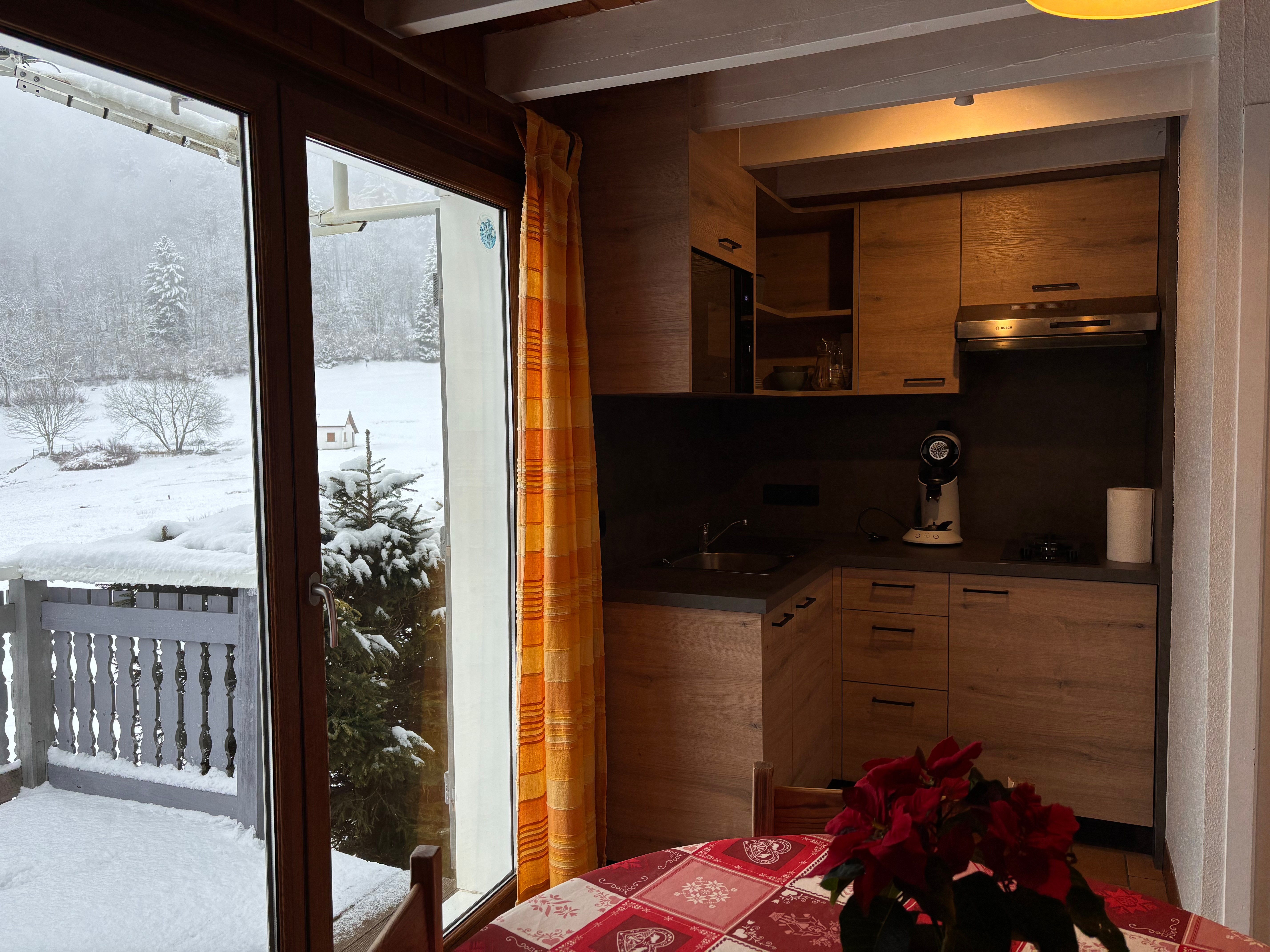 Espace cuisine et séjour  - Chalet Le Piena - La Bresse