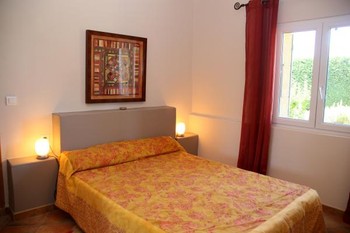 Chambre 1 avec un lit en 140