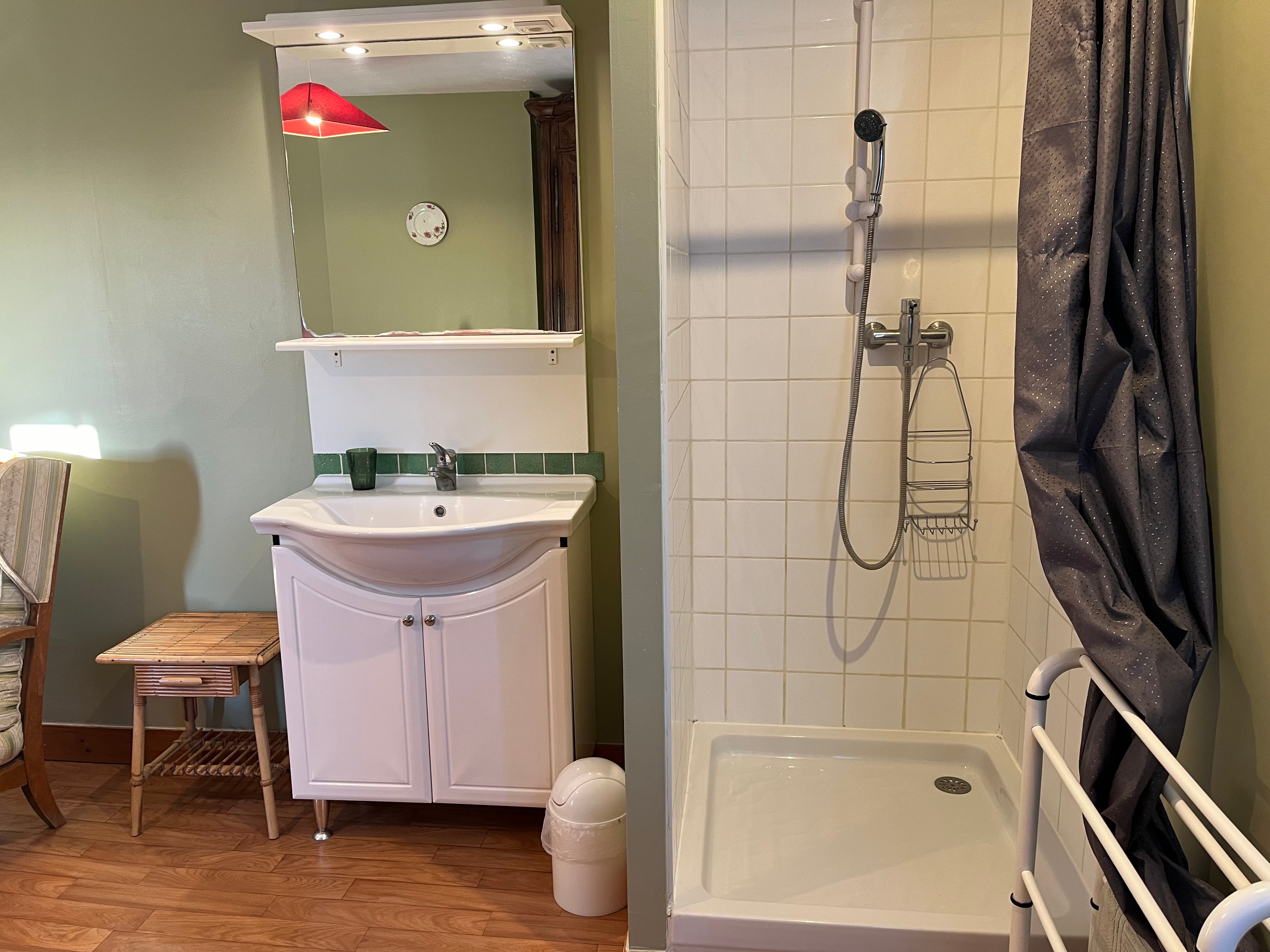 La maison de Karen Gîte 4 personnes Aure/mer coin douche chambre 2