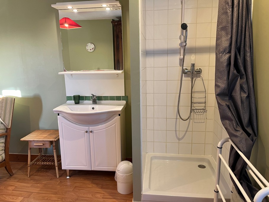 La maison de Karen Gîte 4 personnes Aure/mer coin douche chambre 2