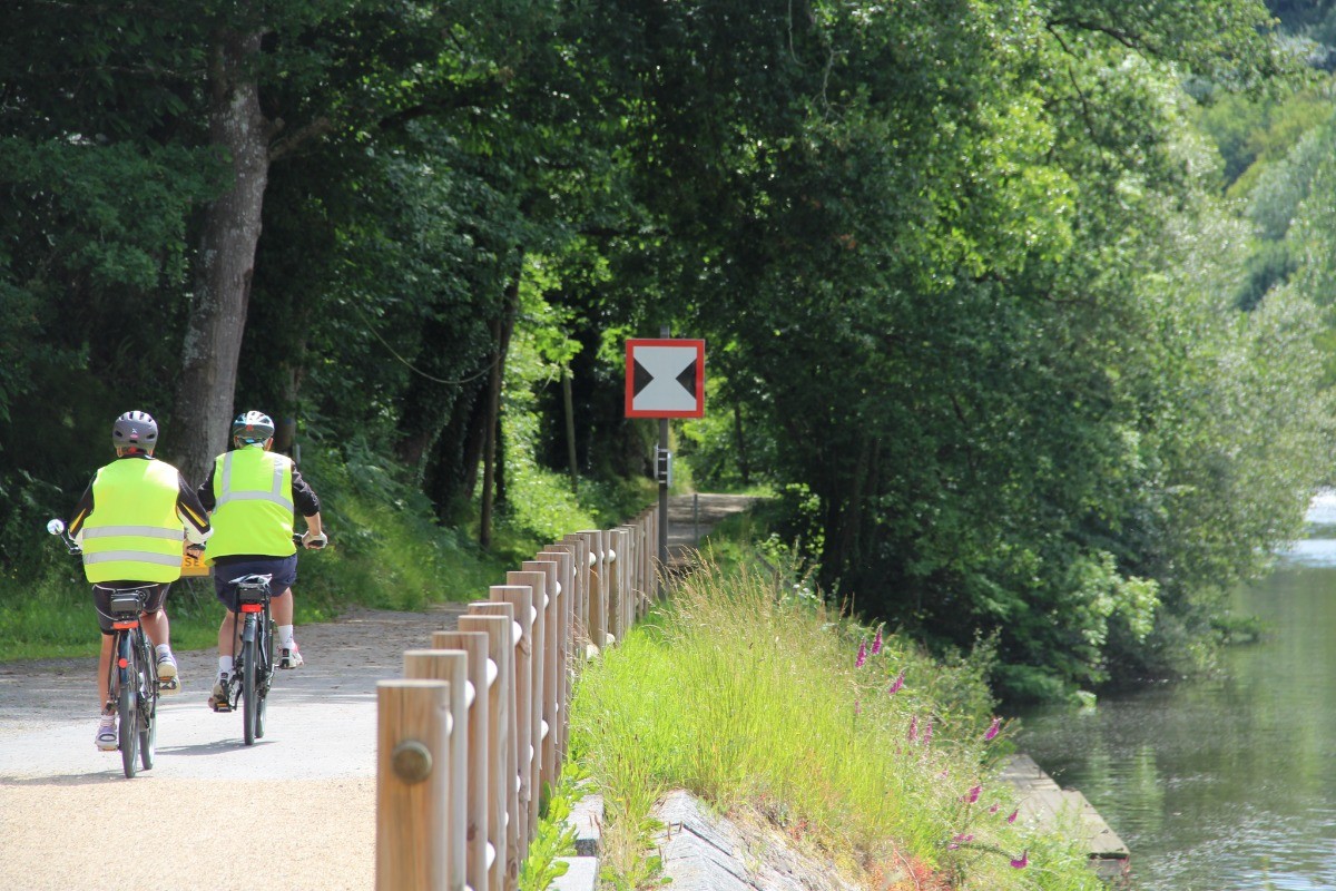 Chambre indépendante pour 2 personnes (lit queen size 160 x 200 cm). Draps et linge de toilette fournis. Salle de bain indépendante. WC séparé. ©M. Pellerin