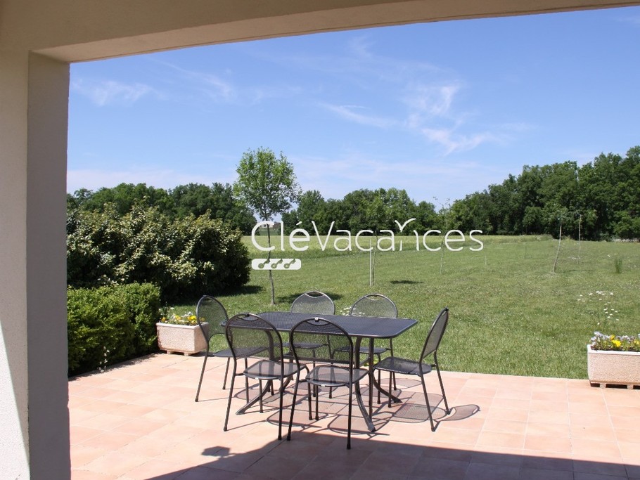 Terrasse nord en partie couverte avec vue sur la campagne