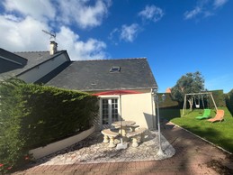 table de jardin , chaises longues jardin et balançoire