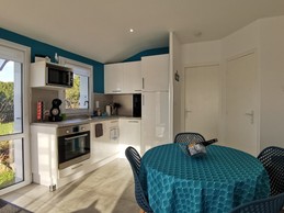 Cuisine aménagée et équipée avec espace repas