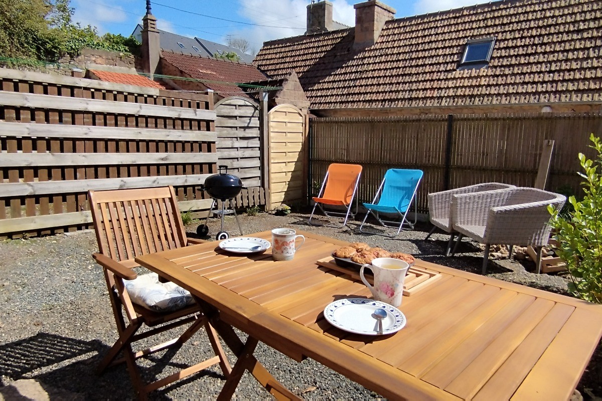 Tea Time en plein air / C Rives