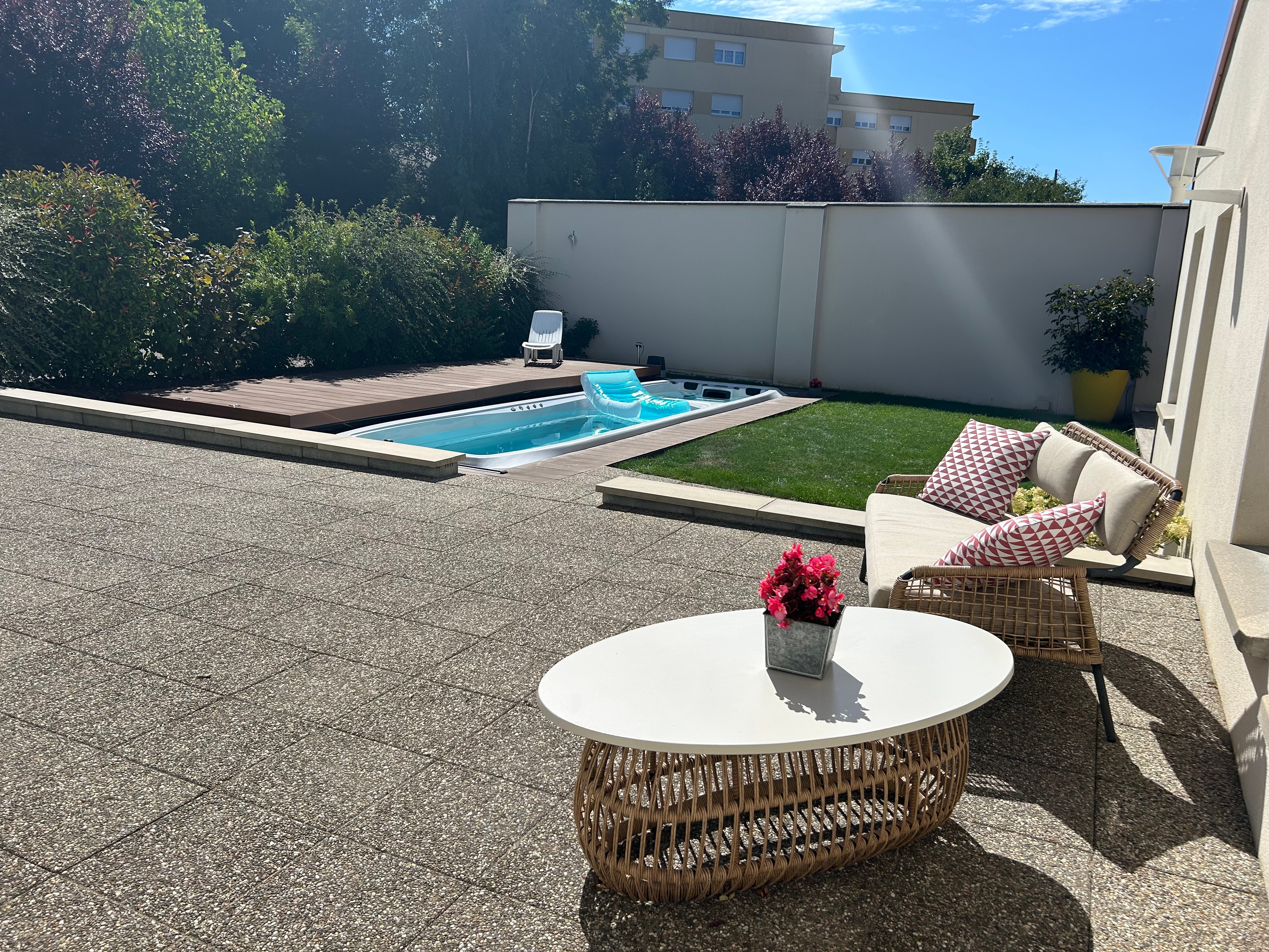 Espace terrasse avec spa et spa de nage  - Appartement les Marguerites - Contrexéville, Vosges