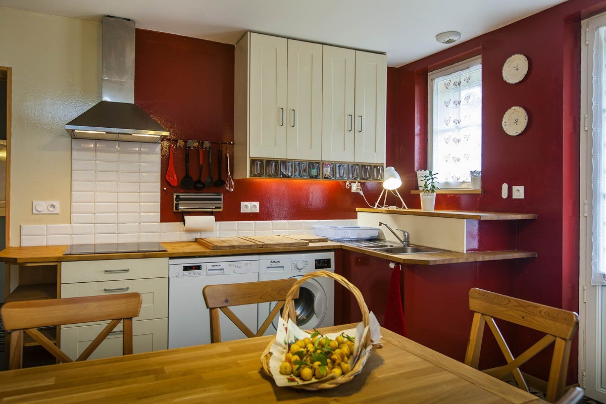 Le Cottage Abel, gîte de groupe avec cheminée dans les Ardennes - la cuisine toute équipée