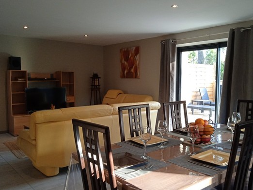 Salon-salle à manger donnant sur la terrasse