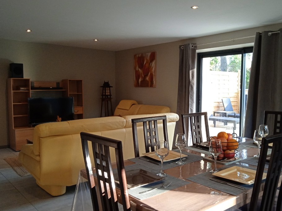 Salon-salle à manger donnant sur la terrasse